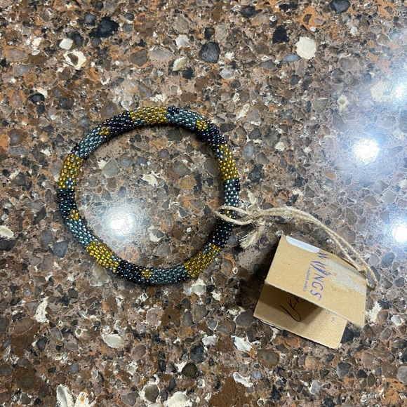 🌺NWT BEADED BRACELET WITH PURPLE, PALE BLUE & YELLOW IRIDESCENT BEADS🌺 - Picture 4 of 4